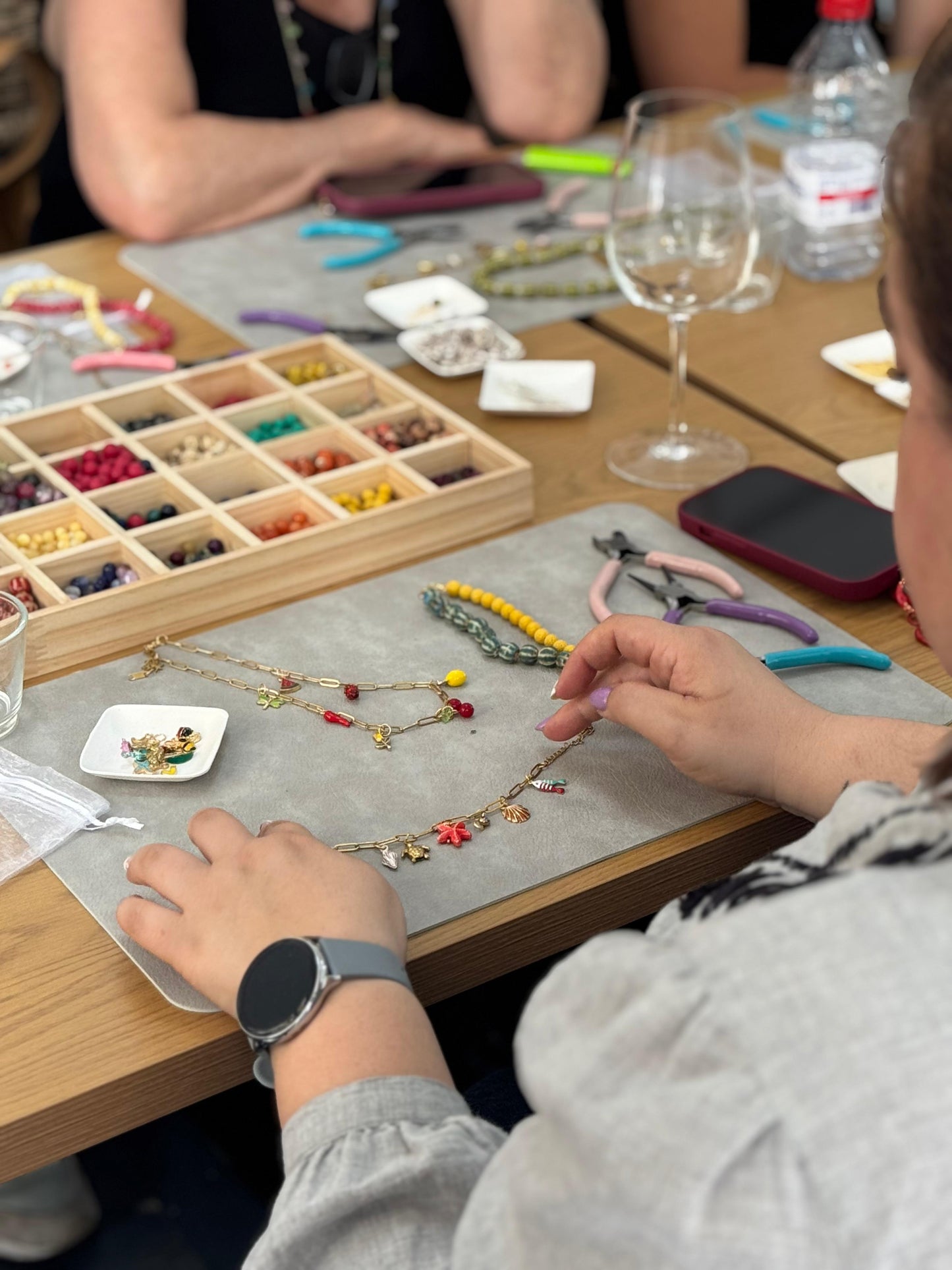 Taller de joyería con vino ilimitado