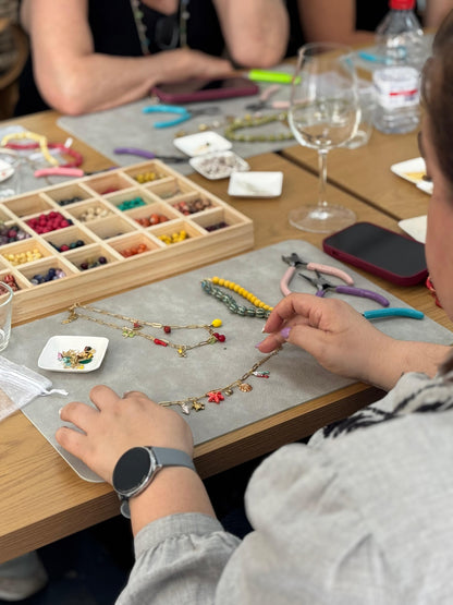 Taller de joyería con vino ilimitado